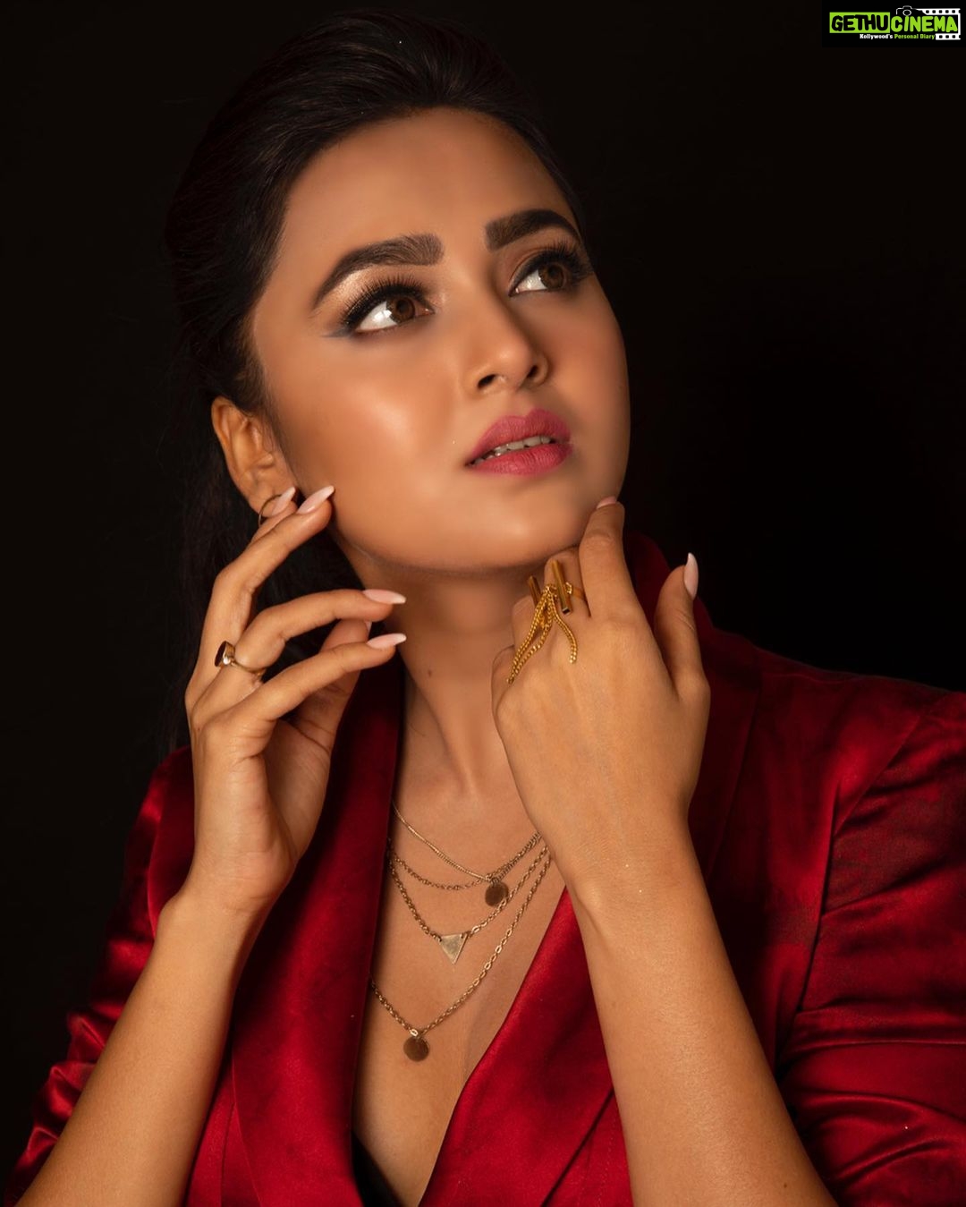 Tejasswi Prakash Instagram - Embrace those things that make you unique... . . 📸 @kirz_photography Styled by @saachivj #paint #it #red