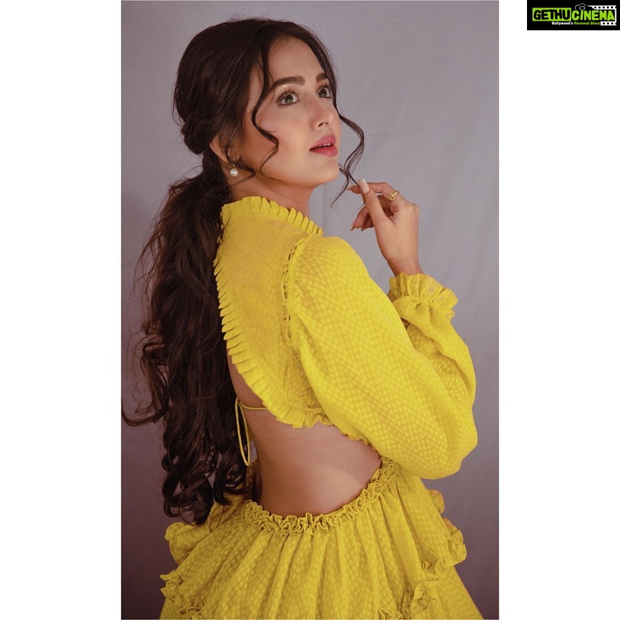 Tejasswi Prakash Instagram - 💛💛 . . 📸 @kirz_photography Outfit @thegarmentdistrictdel Footwear @chinicdesigns_by_chini_chouhan Styled by @saachivj Assisted by @sanzimehta777 @nancyshahh @nehha_o Makeup @rehmansiledar Hair @zulekha333 #sundayfunday