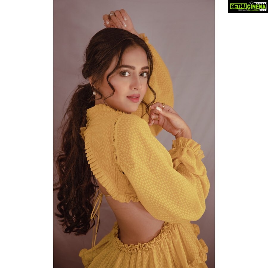 Tejasswi Prakash Instagram - 💛💛 . . 📸 @kirz_photography Outfit @thegarmentdistrictdel Footwear @chinicdesigns_by_chini_chouhan Styled by @saachivj Assisted by @sanzimehta777 @nancyshahh @nehha_o Makeup @rehmansiledar Hair @zulekha333 #sundayfunday