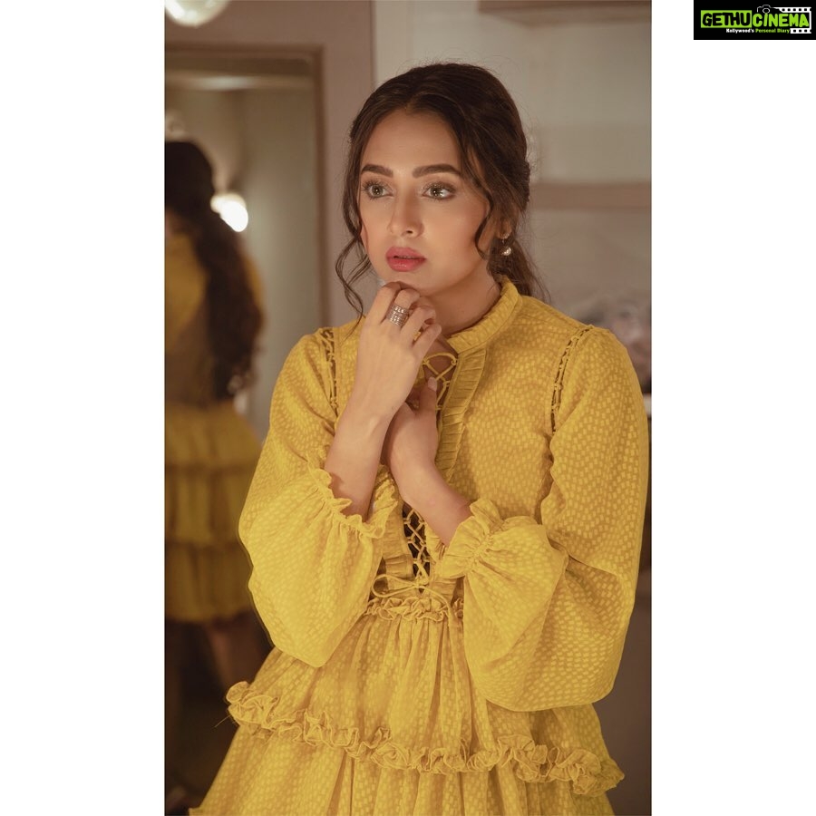 Tejasswi Prakash Instagram - Mirror mirror on the wall.....you know the drill ✌️ . . 📸 @kirz_photography Outfit @thegarmentdistrictdel Footwear @chinicdesigns_by_chini_chouhan Styled by @saachivj Assisted by @sanzimehta777 @nancyshahh @nehha_o Hair @zulekha333 Make up @rehmansiledar