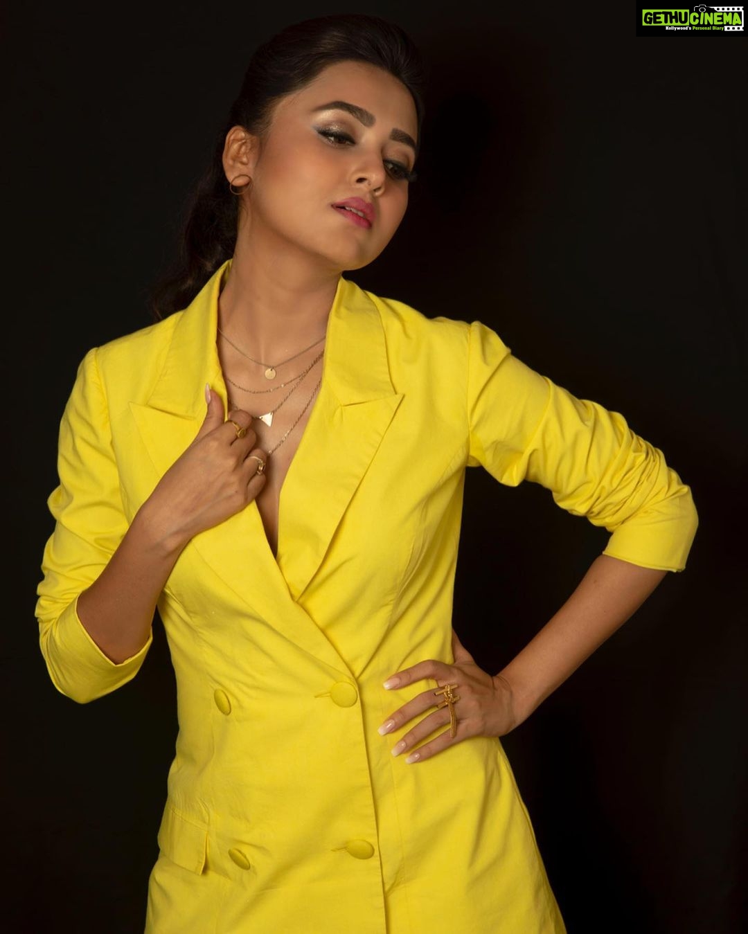 Tejasswi Prakash Instagram - All set neon . 📸 @kirz_photography Outfit @nayantaraa Footwear @intoto.in Styled by @saachivj Assisted by @sanzimehta777 . #shirtdress #allset #contrast