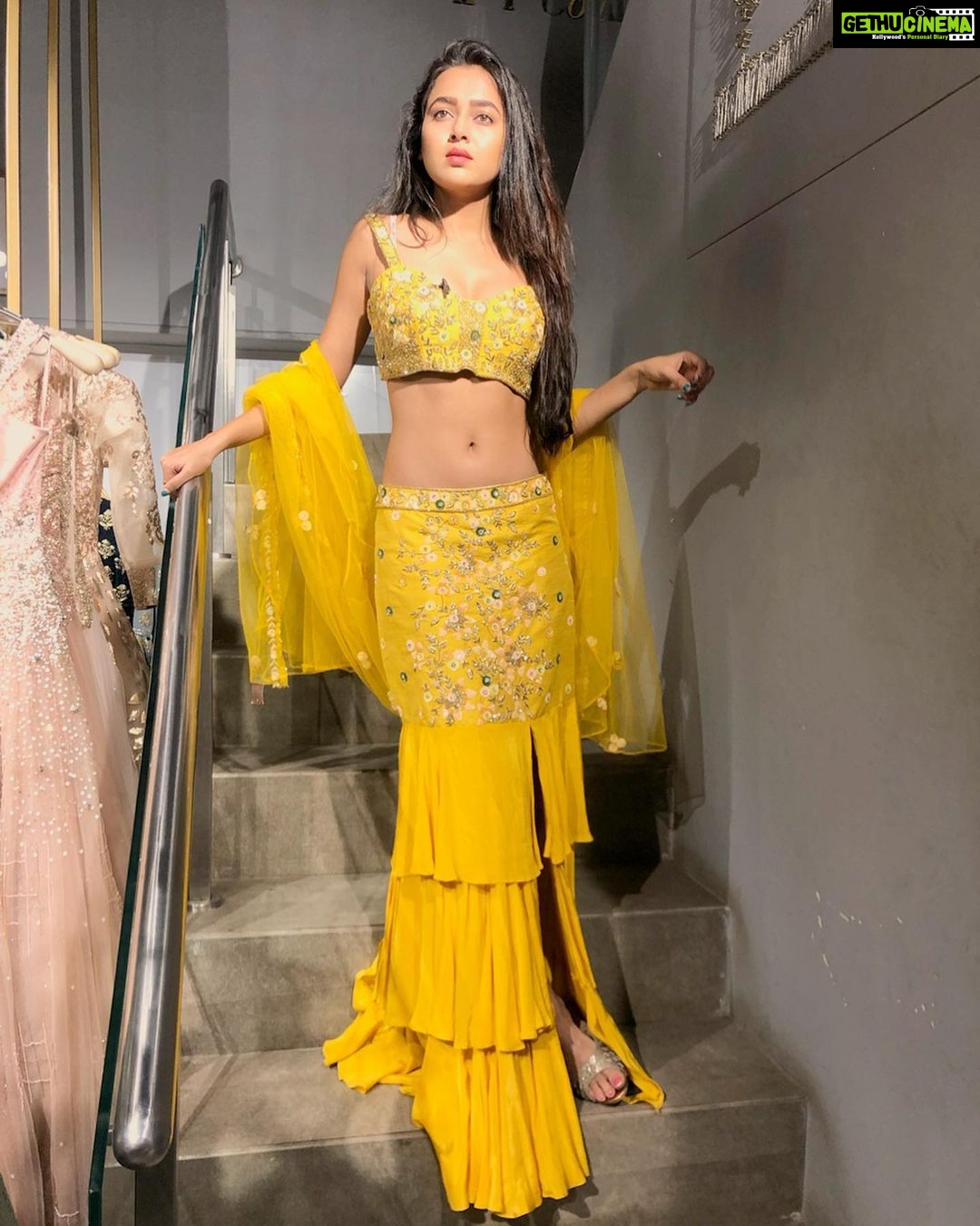Tejasswi Prakash Instagram - Wishing everyone a very happy Diwali ✨ . . Outfit- @kalkifashion #diwali #2019 #festivaloflights