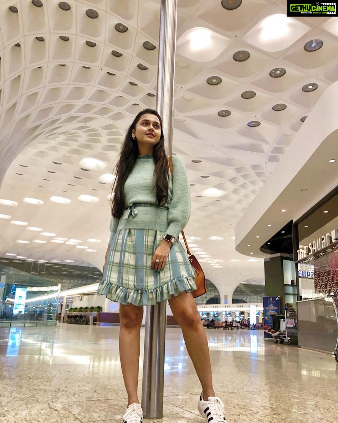 Tejasswi Prakash Instagram - Always on the go✌️with my travel partner @easemytrip . . #fitnessandfashiononmypassport #VeroModaTravelDiaries #veromodawoman Terminal 2 Chatrapati Shivaji Terminal Mumbai