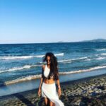 Tejasswi Prakash Instagram - The struggles of long hair on a windy day 🙈 . . Styling @stylebysujatasetiya Assissted by @avani_chouksey @rajulpitliya Outfit @selectandyou Jewellery @shayagrams . . #theblackbeach #sozopol #solotravel Burgas, Bulgaria