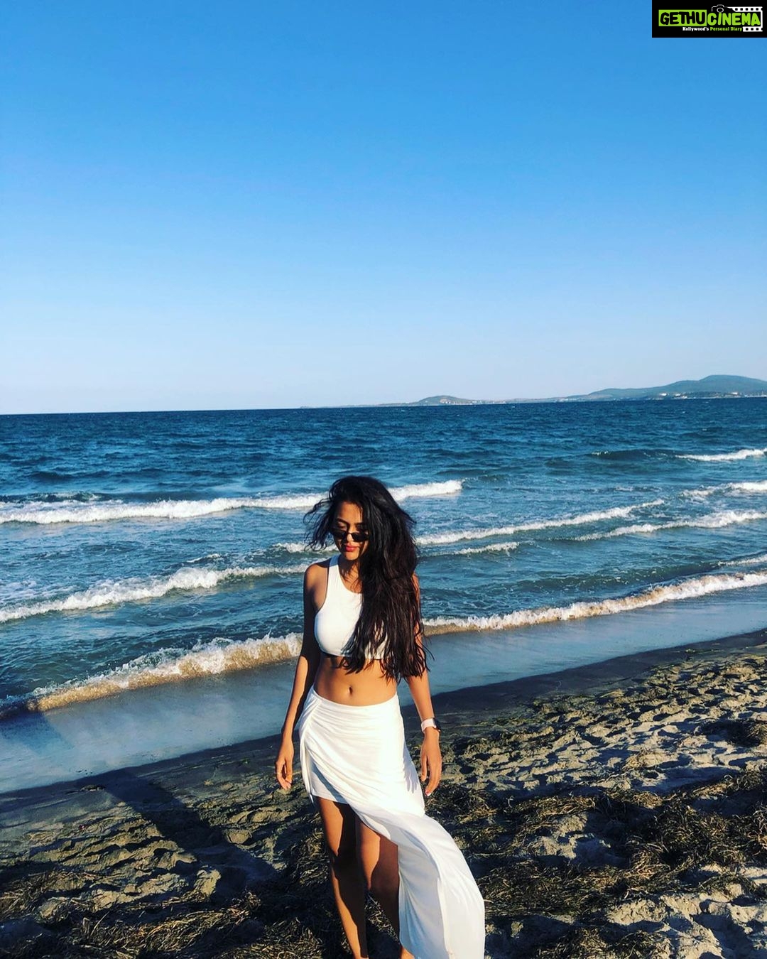 Tejasswi Prakash Instagram - The struggles of long hair on a windy day 🙈 . . Styling @stylebysujatasetiya Assissted by @avani_chouksey @rajulpitliya Outfit @selectandyou Jewellery @shayagrams . . #theblackbeach #sozopol #solotravel Burgas, Bulgaria