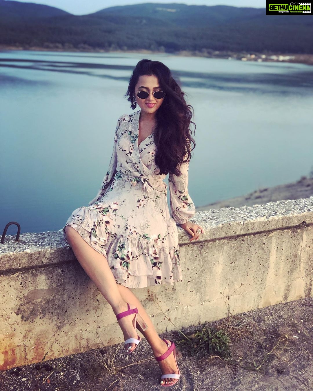 Tejasswi Prakash Instagram - Our very own magic hour 🌥 . . Styled by @stylebysujatasetiya Assissted by @@soniajaiswall @manigosain8 @avani_chouksey Outfit- @rannagill Jewellary @shayagrams . . #dusk #be #you