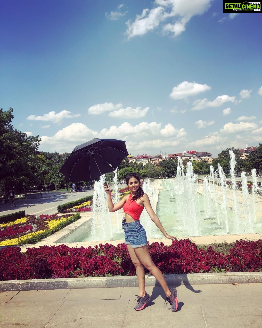 Tejasswi Prakash Instagram - Happy Friday the 13th 🌂 . . #random #sociallyawkward #always Фонтаните пред НДК