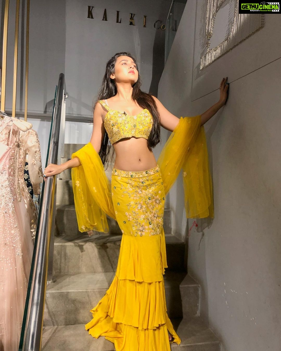 Tejasswi Prakash Instagram - Wishing everyone a very happy Diwali ✨ . . Outfit- @kalkifashion #diwali #2019 #festivaloflights