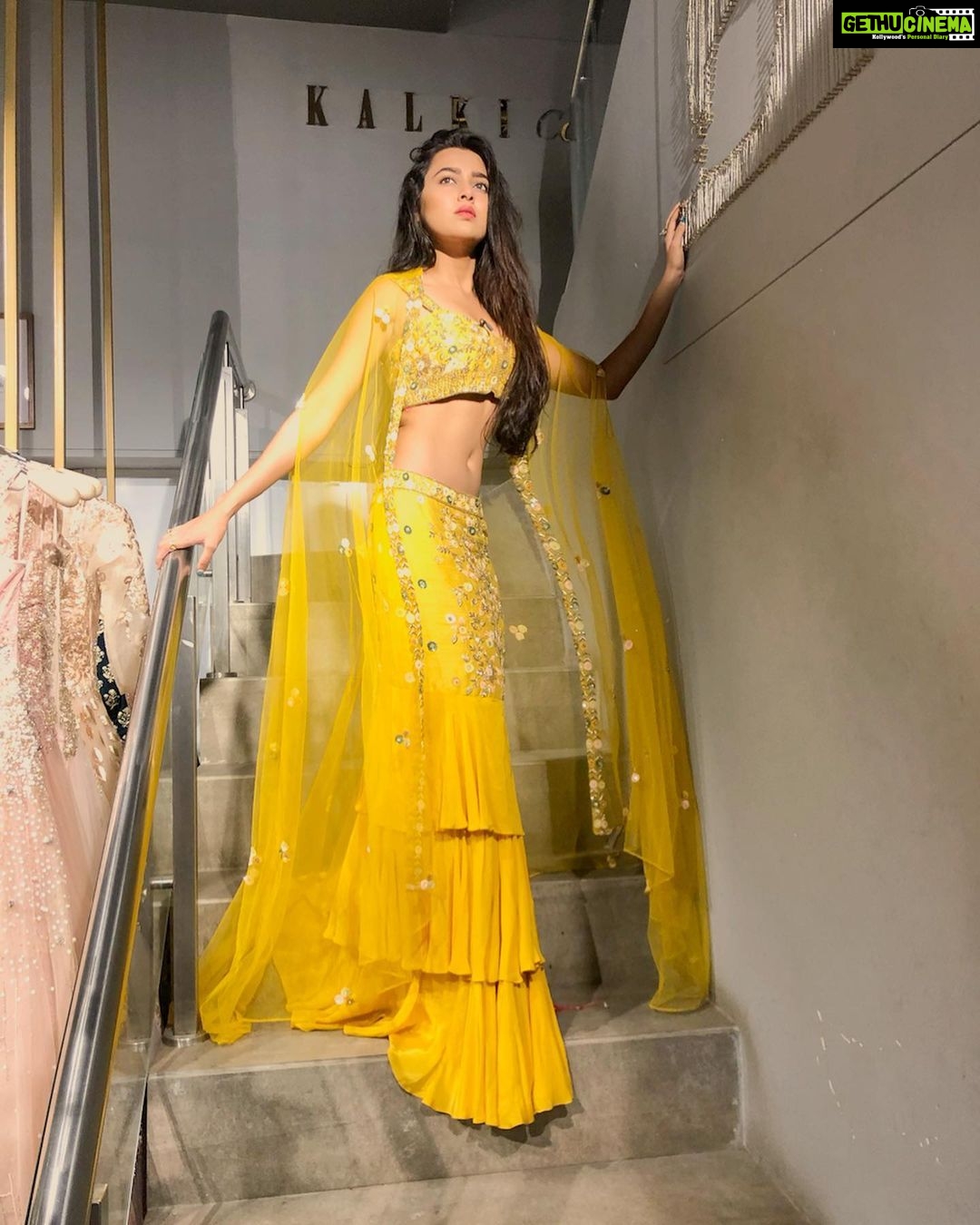 Tejasswi Prakash Instagram - Wishing everyone a very happy Diwali ✨ . . Outfit- @kalkifashion #diwali #2019 #festivaloflights