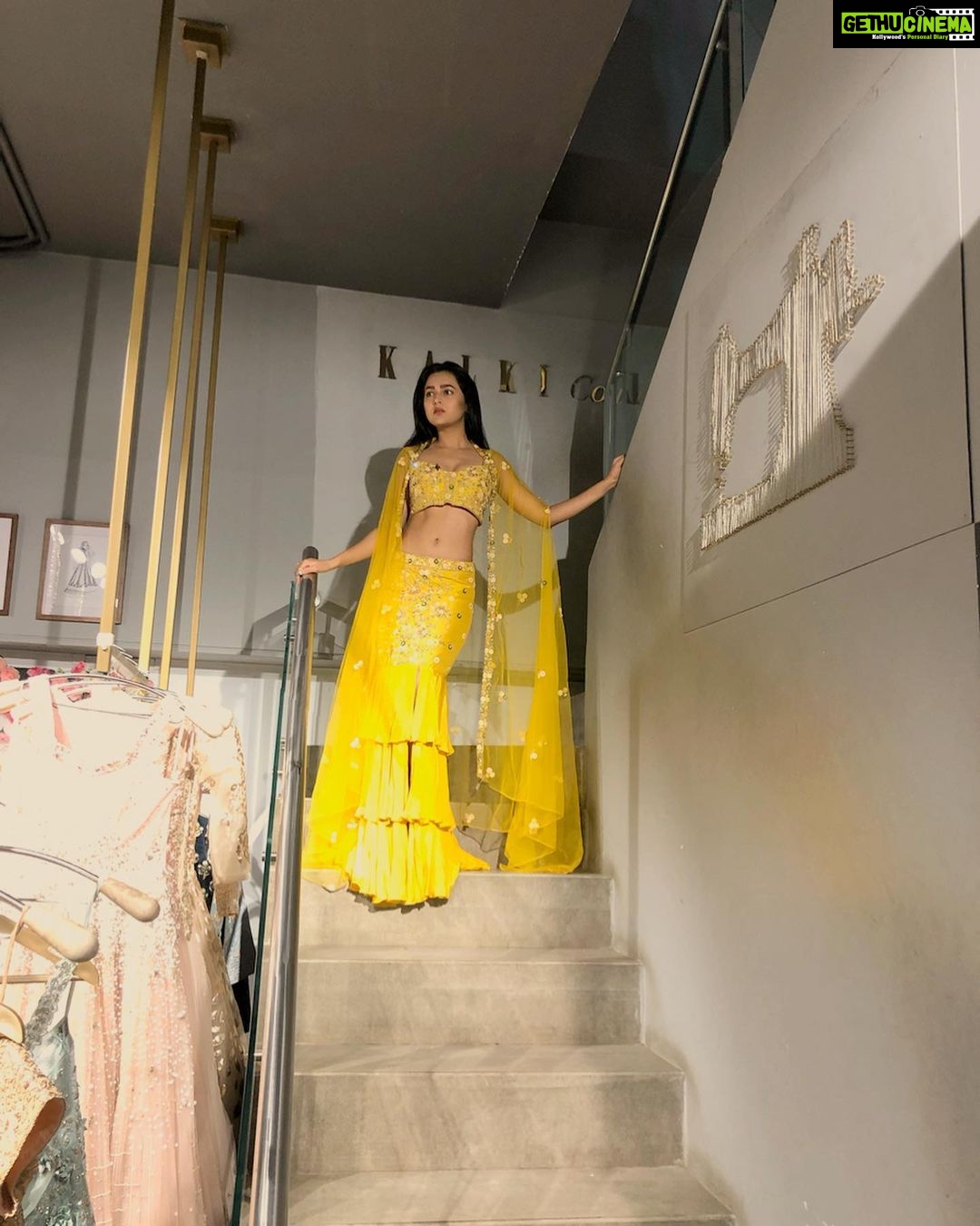 Tejasswi Prakash Instagram - Wishing everyone a very happy Diwali ✨ . . Outfit- @kalkifashion #diwali #2019 #festivaloflights