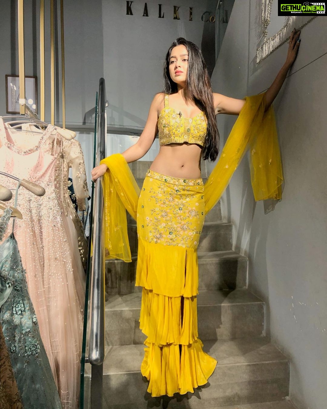 Tejasswi Prakash Instagram - Wishing everyone a very happy Diwali ✨ . . Outfit- @kalkifashion #diwali #2019 #festivaloflights