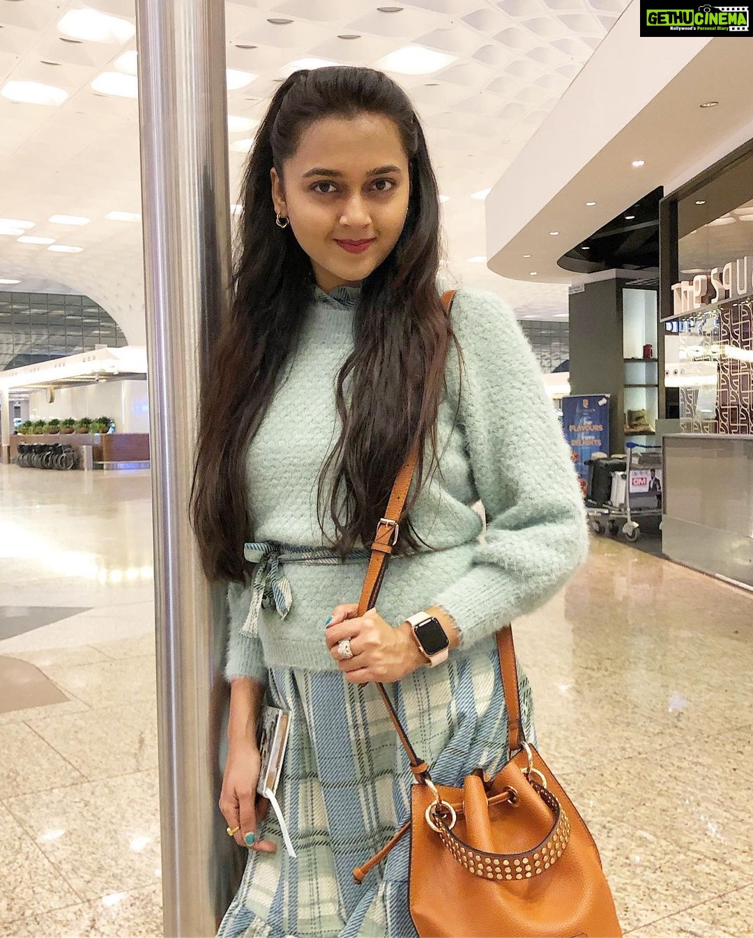 Tejasswi Prakash Instagram - Always on the go✌️with my travel partner @easemytrip . . #fitnessandfashiononmypassport #VeroModaTravelDiaries #veromodawoman Terminal 2 Chatrapati Shivaji Terminal Mumbai