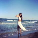 Tejasswi Prakash Instagram - The struggles of long hair on a windy day 🙈 . . Styling @stylebysujatasetiya Assissted by @avani_chouksey @rajulpitliya Outfit @selectandyou Jewellery @shayagrams . . #theblackbeach #sozopol #solotravel Burgas, Bulgaria