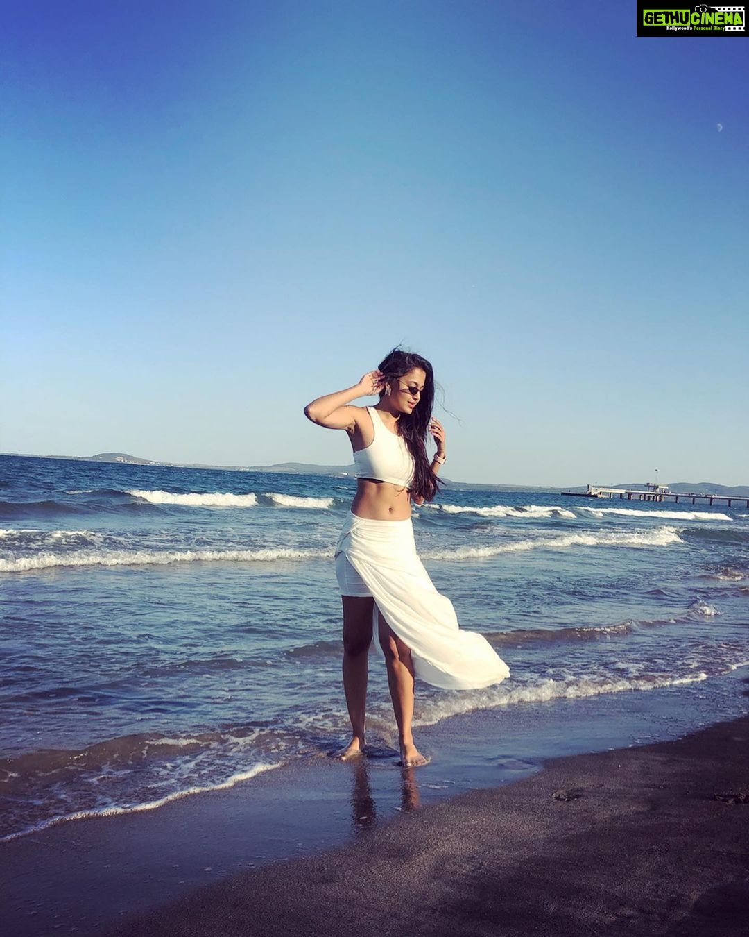 Tejasswi Prakash Instagram - The struggles of long hair on a windy day 🙈 . . Styling @stylebysujatasetiya Assissted by @avani_chouksey @rajulpitliya Outfit @selectandyou Jewellery @shayagrams . . #theblackbeach #sozopol #solotravel Burgas, Bulgaria
