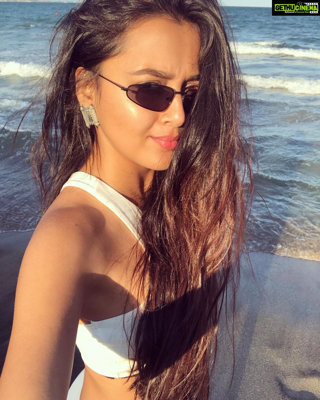 Tejasswi Prakash Instagram - The struggles of long hair on a windy day 🙈 . . Styling @stylebysujatasetiya Assissted by @avani_chouksey @rajulpitliya Outfit @selectandyou Jewellery @shayagrams . . #theblackbeach #sozopol #solotravel Burgas, Bulgaria