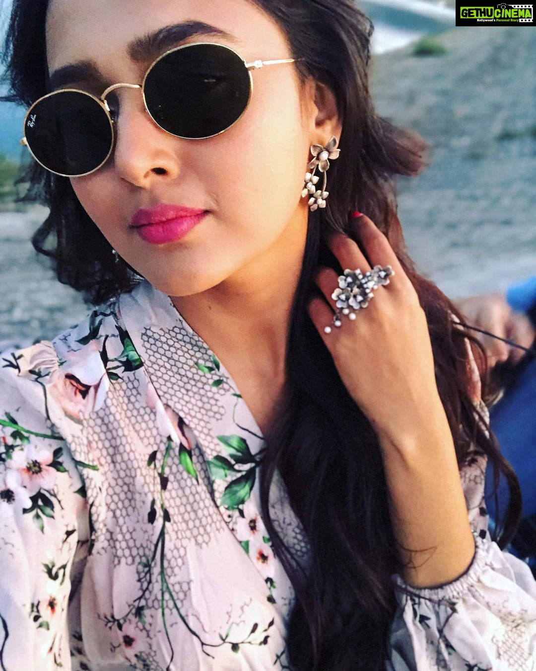 Tejasswi Prakash Instagram - Our very own magic hour 🌥 . . Styled by @stylebysujatasetiya Assissted by @@soniajaiswall @manigosain8 @avani_chouksey Outfit- @rannagill Jewellary @shayagrams . . #dusk #be #you