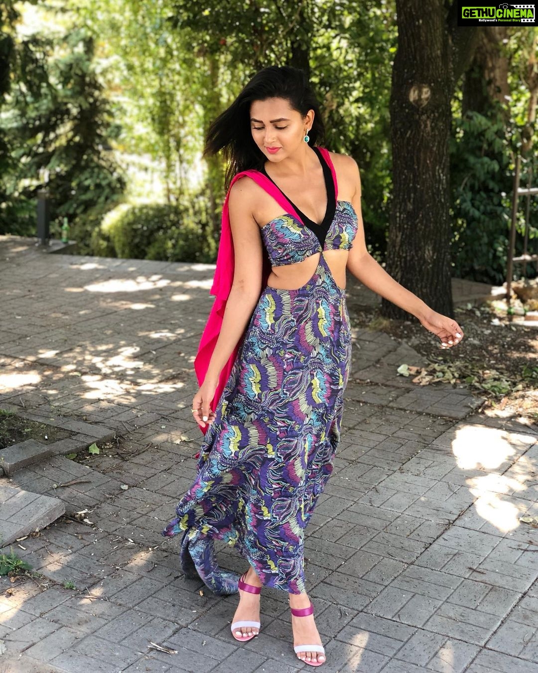 Tejasswi Prakash Instagram - Who looks outside,dreams... Who looks inside,awakes... . Styled by @stylebysujatasetiya Assisted by @soniajaiswall @_kanupriya_garg Outfit- @livafashionin Jwellery- @thebrightpixie . #hope #faith #trust Hilton Sofia
