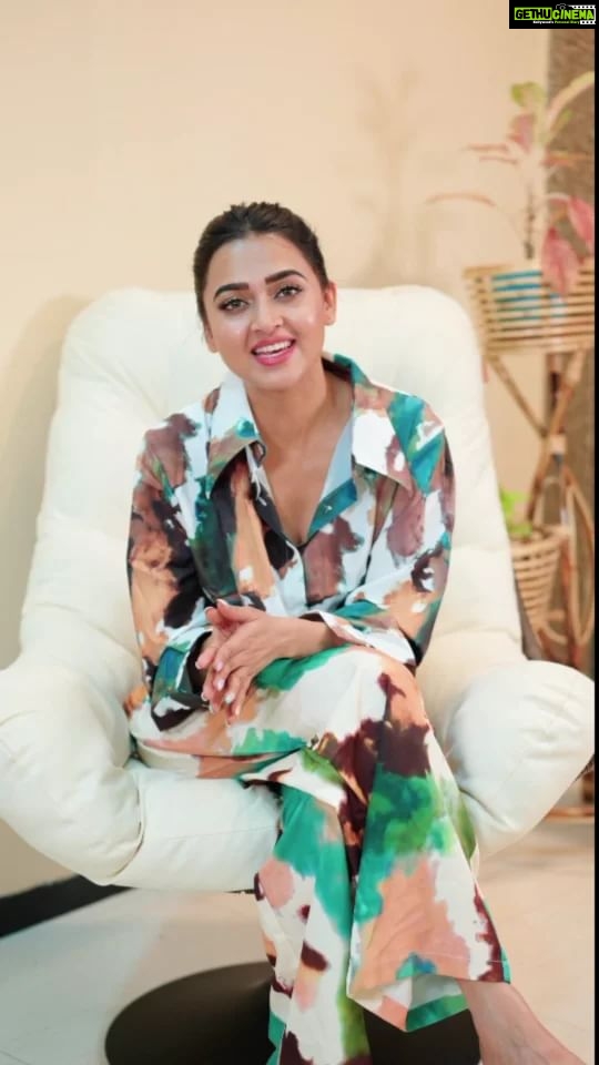 Tejasswi Prakash Instagram - Taking the #bobWorldChallenge by @officialbankofbaroda was great fun! I’m nominating my friends @kkundrra and @pratik_pgw to take it too. Try it out by searching for the #bobWorldChallenge Effect on Instagram and you could win Amazon gift vouchers. I’m sure you’ll enjoy it! #Ad