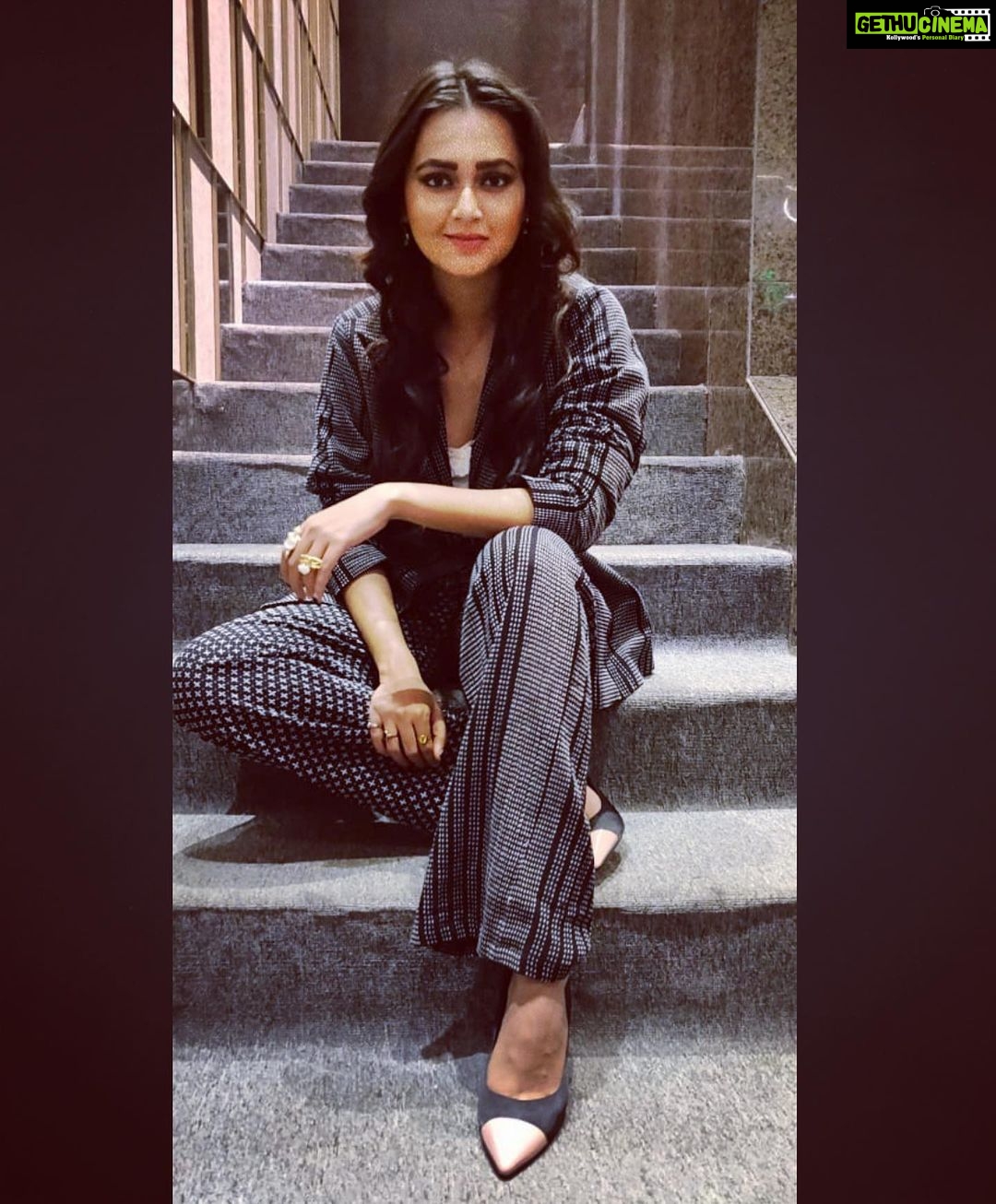 Tejasswi Prakash Instagram - Black can never go wrong ✨ . . Outfit :- @garvilibyapoorvabhatnagar @eveun_india Styled by :- @priyavajani Fashion intern:- @__shah_saloni Ring :- @stylamor Earrings:- @ninevice Heels :- @berleighluxury
