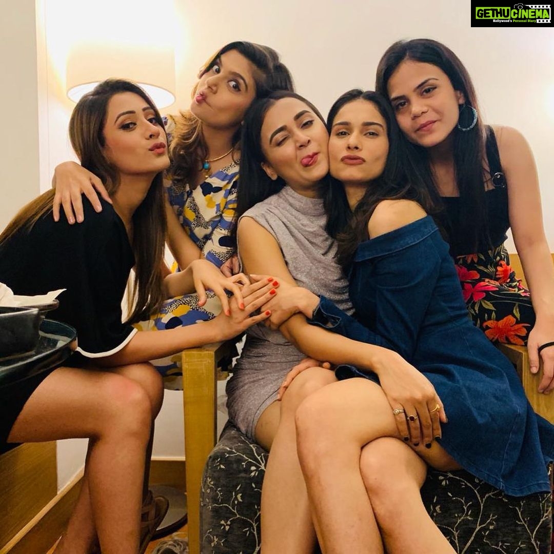 Tejasswi Prakash Instagram - One with the girls ❤️❤️❤️ . . . #birthday #girls #blessed