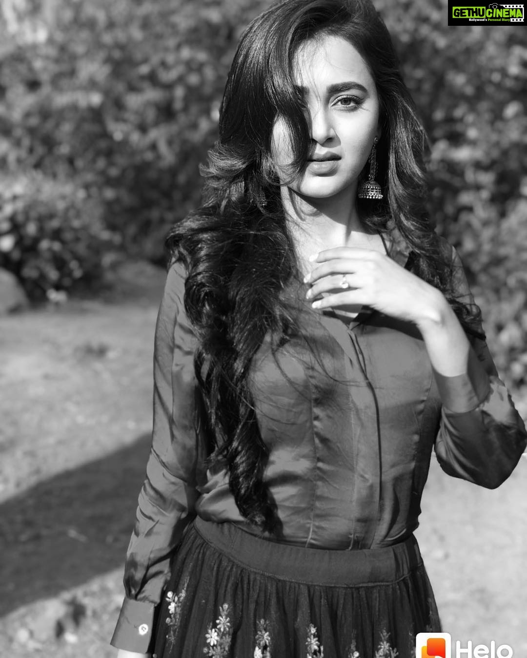 Tejasswi Prakash Instagram - And I go back to black . . #work #silsilabadalterishtonka2 #peace
