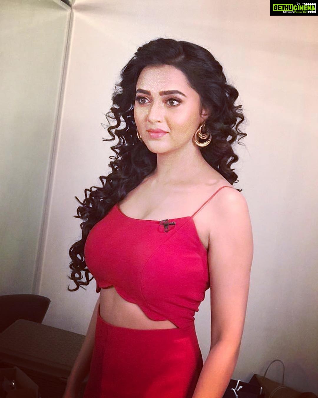 Tejasswi Prakash Instagram - State of mind - 🔴 . . Styled by @hemlataa9 Assisted by @thatstylebug Outfit by @zwaan.official @creolifestyle Earing by @bellofox Footwear @charlesandkeith #food #red #kitchenchampion