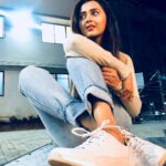 Tejasswi Prakash Instagram – Happy feet! Currently drooling over these sneakers by @clarksshoes
#Trigenic #MovesYouNaturally #Comfort #ClarksForLife
PC- @photofakir