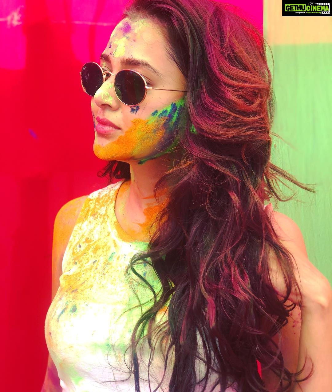 Tejasswi Prakash Instagram - Beginnings are usually scary and endings are usually sad...but it’s everything in between that makes it all worth living... Abiding by the rules and colours of bob Marley... #throwback #colours #holi Pc- @sreejita_de Nesco Company