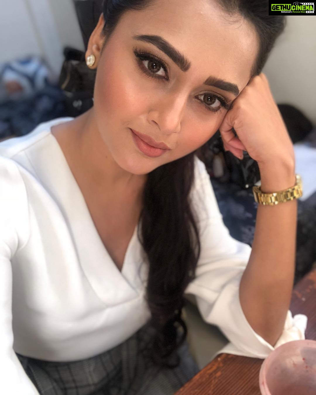 Tejasswi Prakash Instagram - Dreams don’t work unless you do. . . #makeuproom #work #nofilter