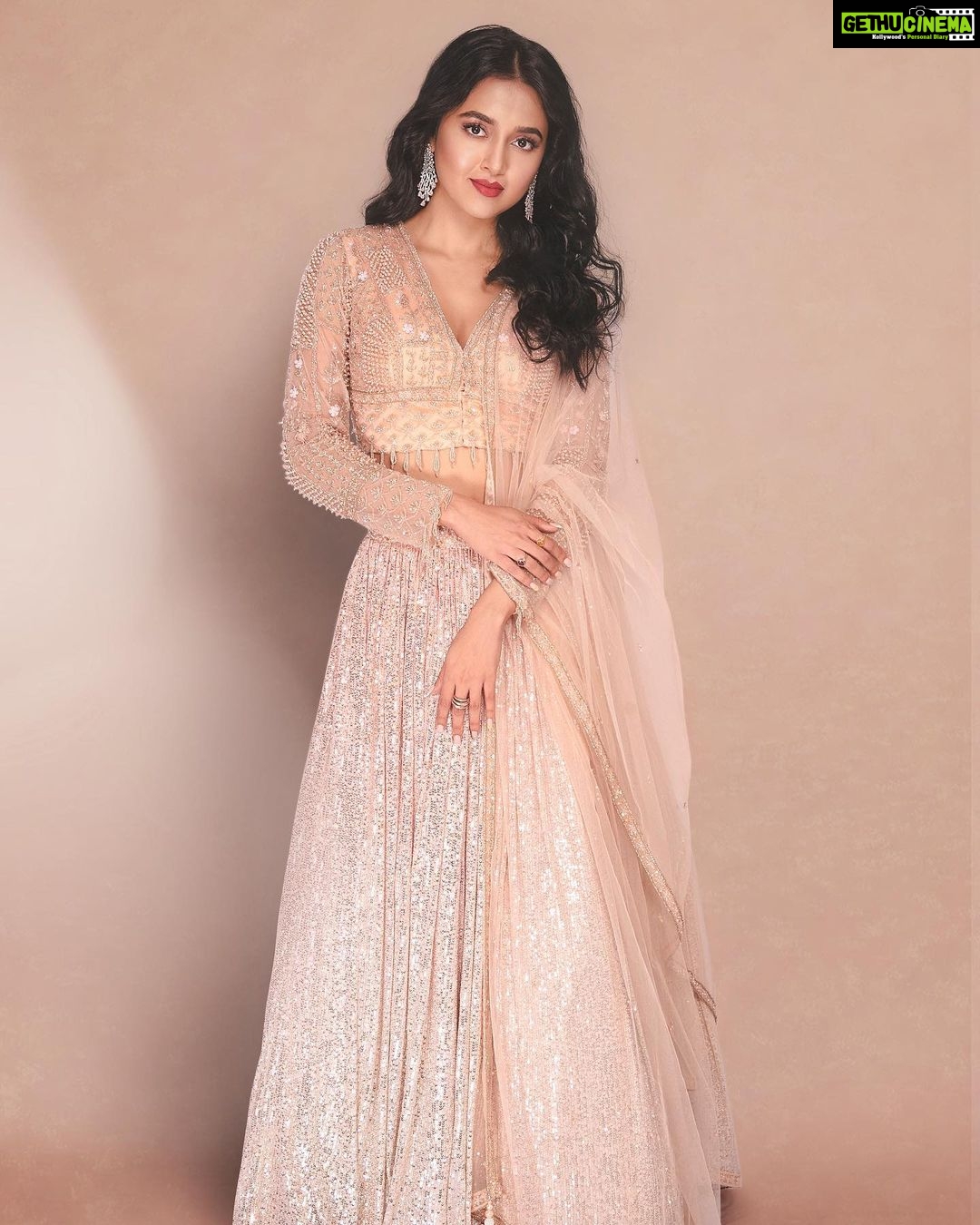 Tejasswi Prakash Instagram - Elegance in an Indian attire never goes out of trend π« . . Styled by @natashaabothra Style team @simstyles20 Outfit @kalkifashion Earrings @kushalsfashionjewellery Ring @aurnument Makeup by @sonamvaghani.mua Hairstylist @hairbyshardajadhav Photographer @ashish_ojha_photography . . #ootd #ootdinspo #fashion #style #stylish #tejasswiprakash