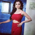 Tejasswi Prakash Instagram – State of mind – 🔴
.
.
Styled by @hemlataa9 
Assisted by @thatstylebug
Outfit by @zwaan.official @creolifestyle
Earing by @bellofox
Footwear @charlesandkeith
#food #red #kitchenchampion