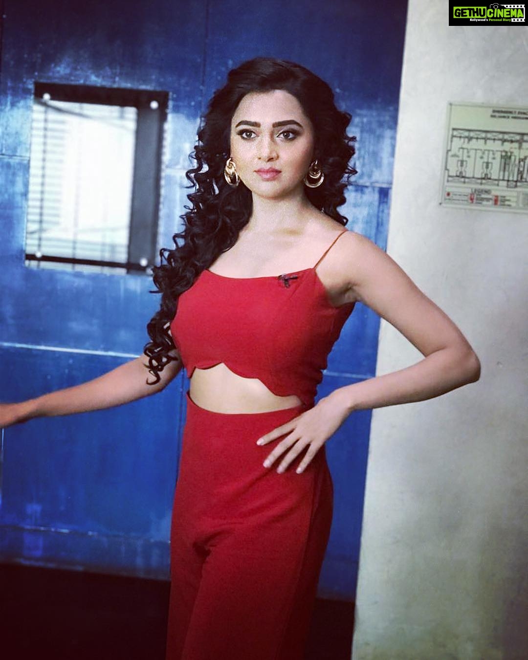 Tejasswi Prakash Instagram - State of mind - 🔴 . . Styled by @hemlataa9 Assisted by @thatstylebug Outfit by @zwaan.official @creolifestyle Earing by @bellofox Footwear @charlesandkeith #food #red #kitchenchampion