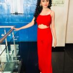 Tejasswi Prakash Instagram – State of mind – 🔴
.
.
Styled by @hemlataa9
Assisted by @thatstylebug
Outfit by @zwaan.official @creolifestyle
Earing by @bellofox
Footwear @charlesandkeith
#food #red #kitchenchampion