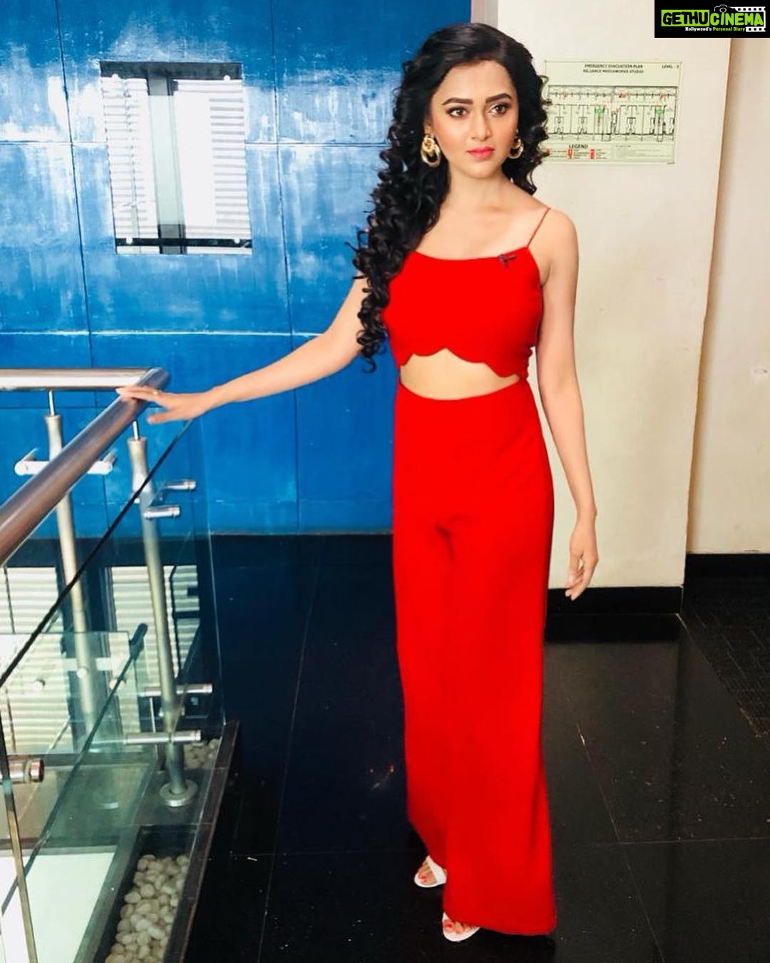 Tejasswi Prakash Instagram - State of mind - 🔴 . . Styled by @hemlataa9 Assisted by @thatstylebug Outfit by @zwaan.official @creolifestyle Earing by @bellofox Footwear @charlesandkeith #food #red #kitchenchampion