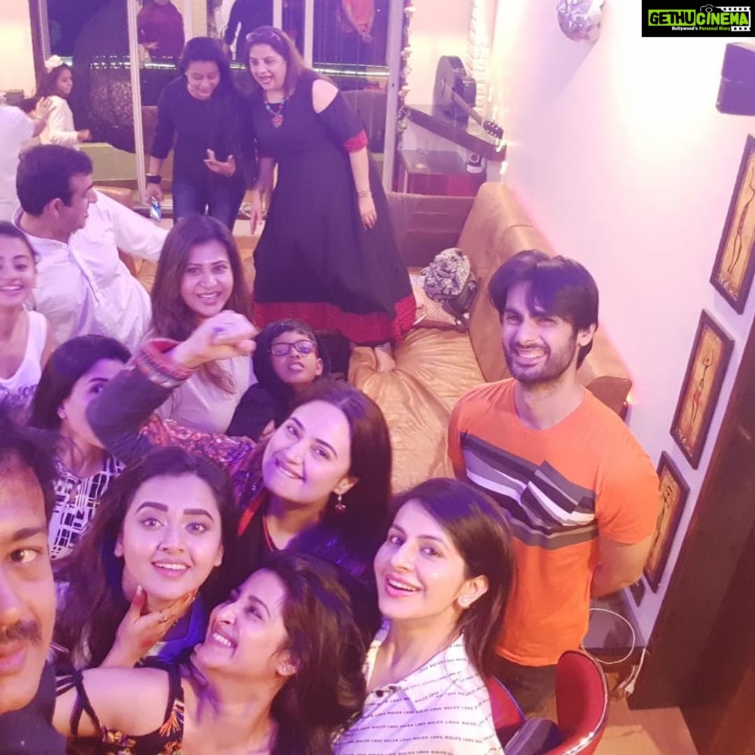 Tejasswi Prakash Instagram - Coz family is forever . . #familygoals #swaragini #nostalgia