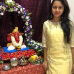 Tejasswi Prakash Instagram - Happy Ganesh Chaturthi . . This year was special coz I made my own ganuji all thanks to @raqeshbapat and the amazing squad @rithvik_d @imkaranwahi . . #ganpatibappamorya