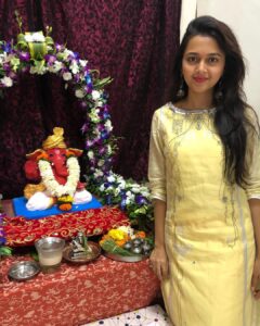 Tejasswi Prakash Instagram - Happy Ganesh Chaturthi . . This year was special coz I made my own ganuji all thanks to @raqeshbapat and the amazing squad @rithvik_d @imkaranwahi . . #ganpatibappamorya