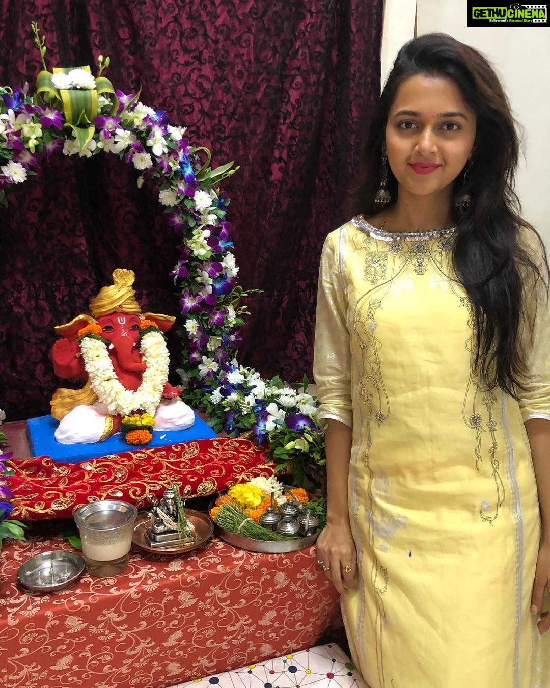 Tejasswi Prakash Instagram - Happy Ganesh Chaturthi . . This year was special coz I made my own ganuji all thanks to @raqeshbapat and the amazing squad @rithvik_d @imkaranwahi . . #ganpatibappamorya