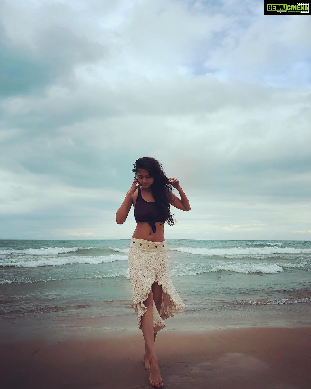 Tejasswi Prakash Instagram - As if kissing the earth with her feet . . #candid #peace #theoceanblue Foster Avenue Beach