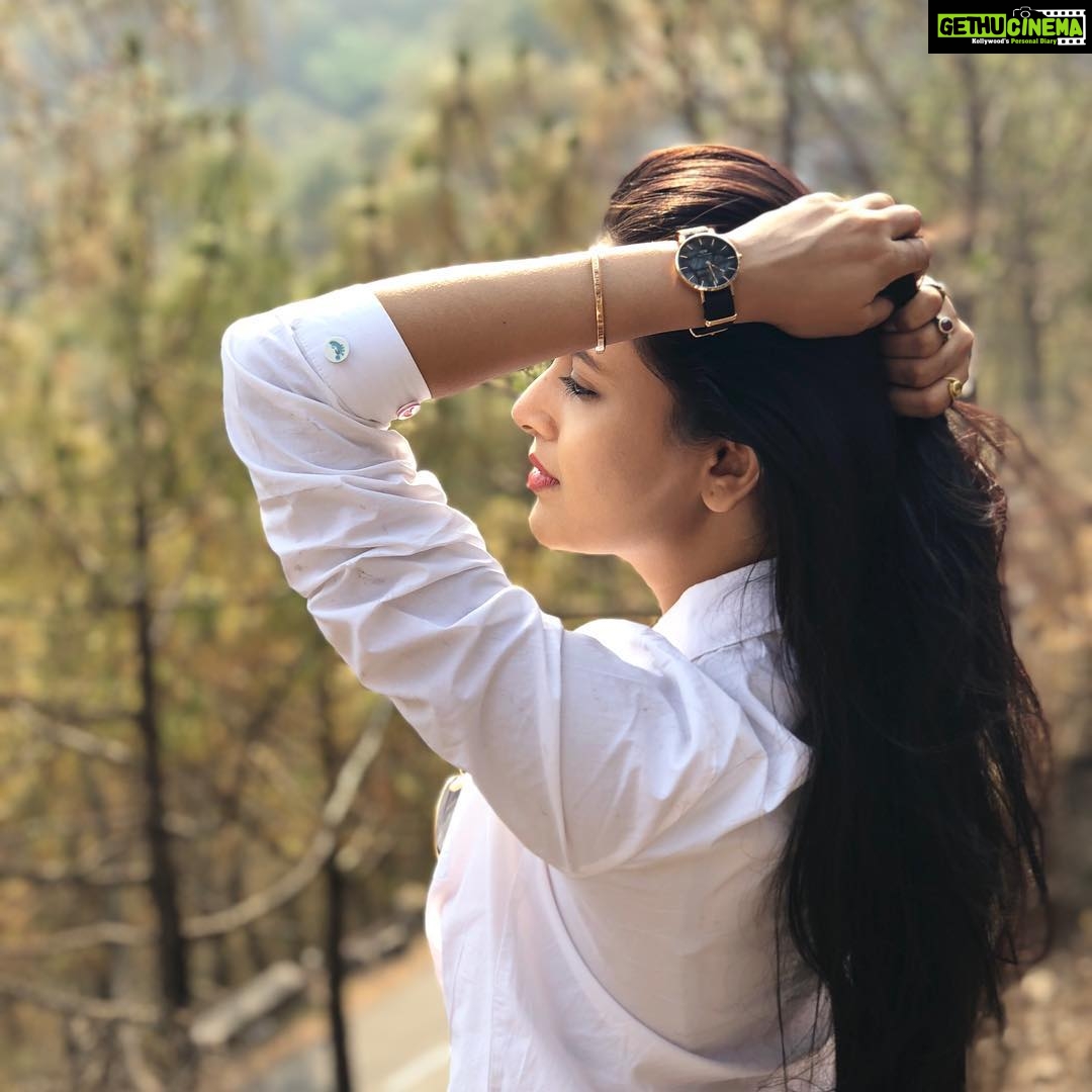 Tejasswi Prakash Instagram - In love with my new Classic Petite Cornwall 32mm from @danielwellington. An affordable watch with timeless design that goes well with any occasion. Use my promo code "TEJASSWI" gives you 15% across their website and stores! #DanielWellington #DWMumbai Kasauli