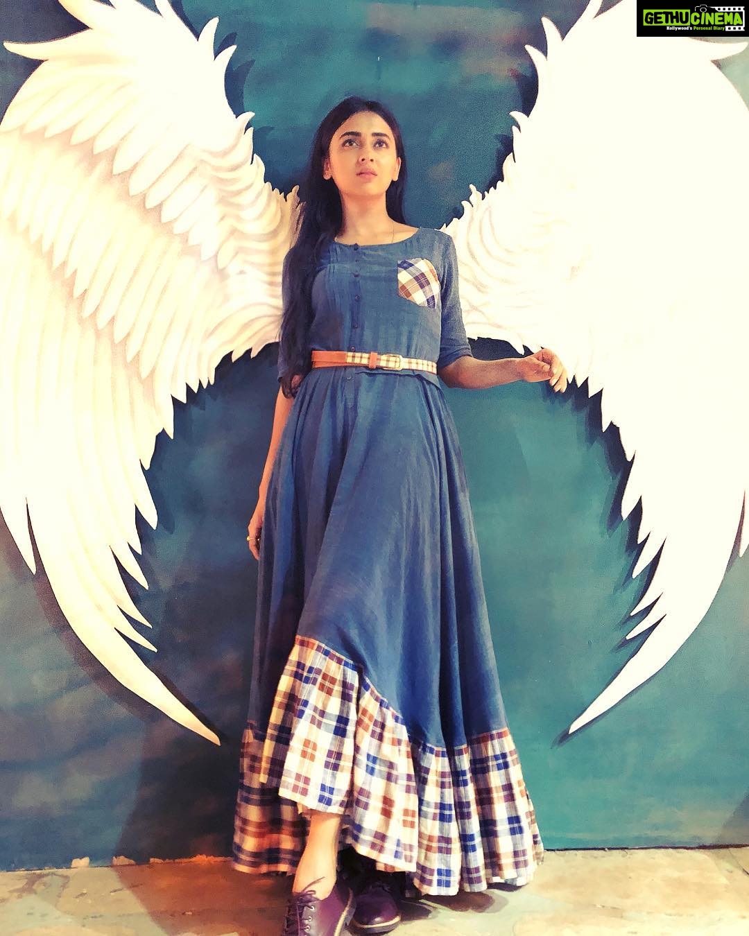 Tejasswi Prakash Instagram - Watch me... I will go to my own sub, And if I am burned by it’s fire, I will fly on scorched wings... . . #wingsoffire Bandra World of Storytellers