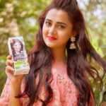 Tejasswi Prakash Instagram - Feels so good to have tried something new by coloring my hair a rich burgundy with #GarnierColorNaturals 💕 I am all set for the wedding season thanks to @garnierindia, what about you? Go New! Go Burgundy! 📷: @mohitvaru Hair and makeup by @ladyatplay_tarsha