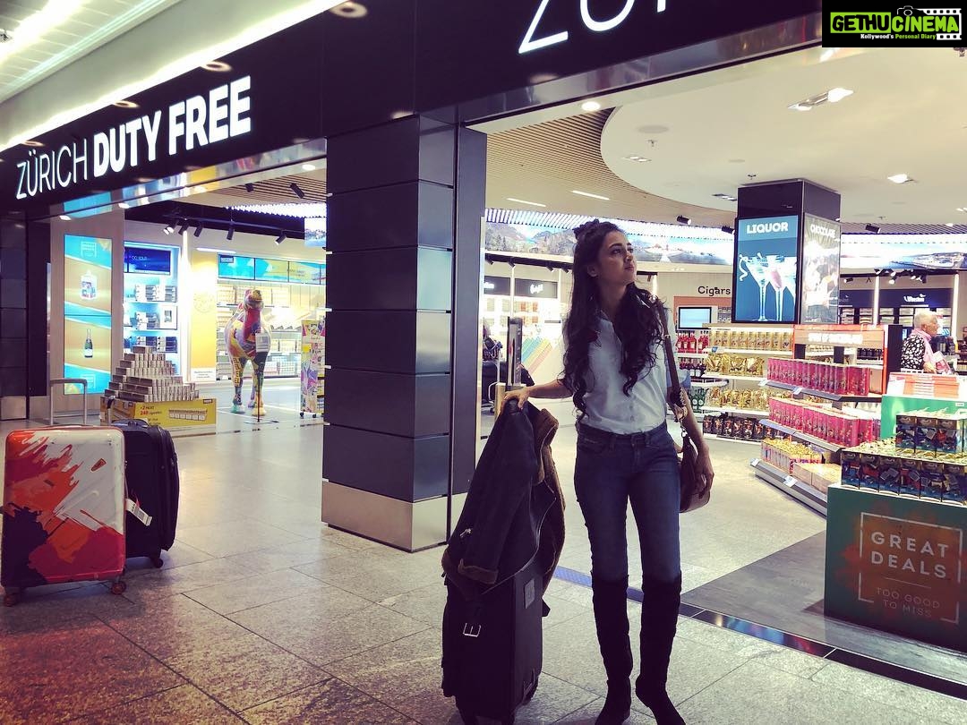 Tejasswi Prakash Instagram - Hey there 😘 Zurich Airport