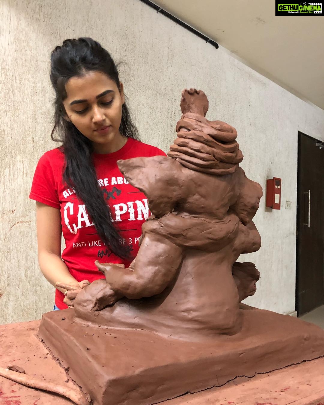 Tejasswi Prakash Instagram - Happy Ganesh Chaturthi . . This year was special coz I made my own ganuji all thanks to @raqeshbapat and the amazing squad @rithvik_d @imkaranwahi . . #ganpatibappamorya