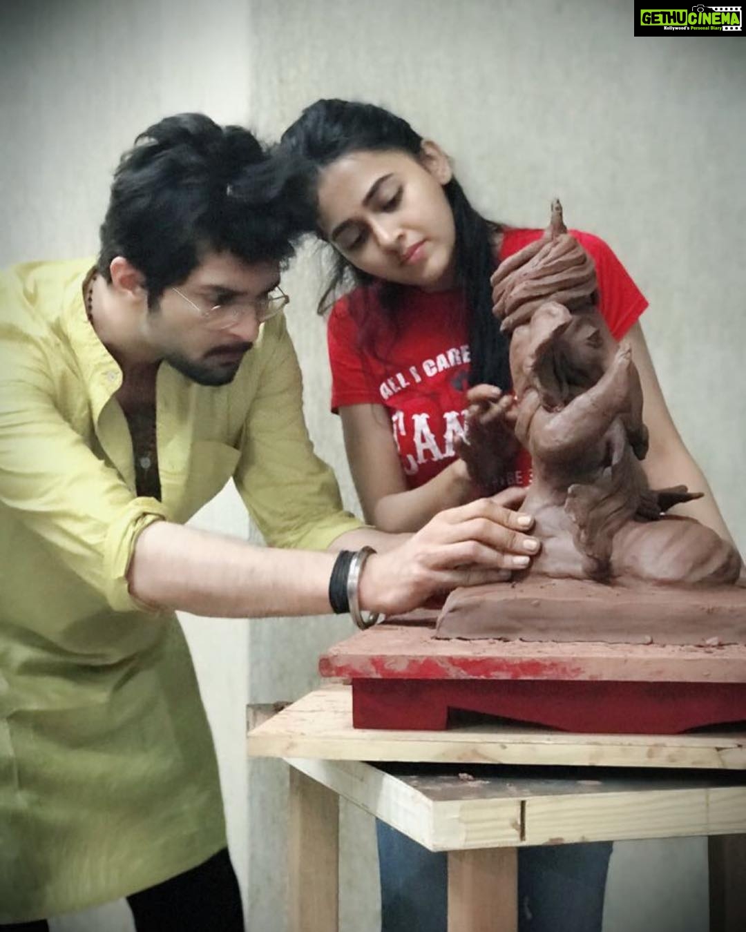 Tejasswi Prakash Instagram - Happy Ganesh Chaturthi . . This year was special coz I made my own ganuji all thanks to @raqeshbapat and the amazing squad @rithvik_d @imkaranwahi . . #ganpatibappamorya