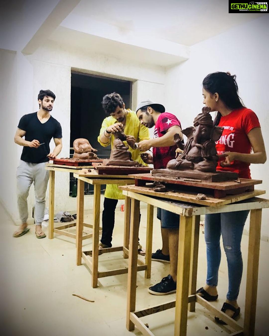 Tejasswi Prakash Instagram - Happy Ganesh Chaturthi . . This year was special coz I made my own ganuji all thanks to @raqeshbapat and the amazing squad @rithvik_d @imkaranwahi . . #ganpatibappamorya