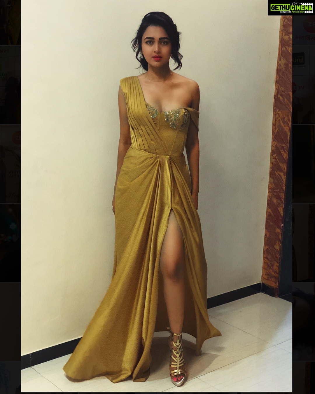 Tejasswi Prakash Instagram - Whiskey in a teacup . . Styled by @hemlataa9 Assisted by @akansha.27 @pbpalak @dhairya.parekh Outfit by @kalkifashion Jewellery by @adiaraqueenjewelry Clutch by @ru.saru Heels by @nidhibhandari_official . . #aboutlastnight #goldawards2018 #golden Filmistan