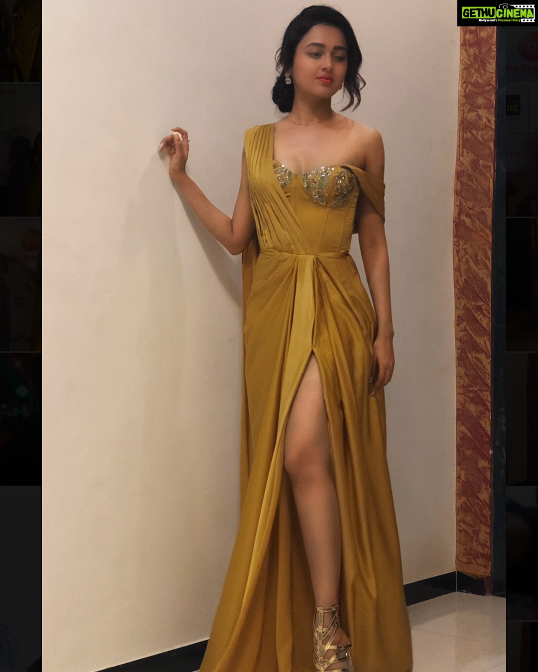 Tejasswi Prakash Instagram - Whiskey in a teacup . . Styled by @hemlataa9 Assisted by @akansha.27 @pbpalak @dhairya.parekh Outfit by @kalkifashion Jewellery by @adiaraqueenjewelry Clutch by @ru.saru Heels by @nidhibhandari_official . . #aboutlastnight #goldawards2018 #golden Filmistan