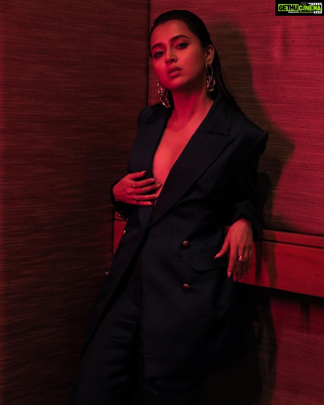 Tejasswi Prakash Instagram - Never cared for the crownβ¦always preferred a sword π₯·π» . For Grazia Awards @graziaindia π . πΈ: @tanmaymainkarstudio π§£: @natashaabothra π€: @simstyles20 π: @ranbirmukherjeeofficial π: @minerali_store π : @londonrag_in π: @sonamvaghani.mua ππ»ββοΈ: @hairbyshardajadhav Media Relations: @brandnbuzz . . #grazia #fashion #style #tejasswiprakash