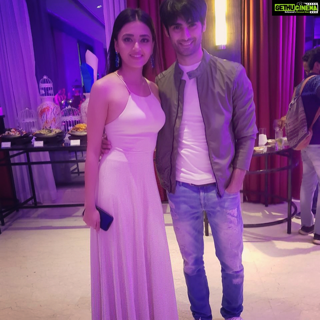 Tejasswi Prakash Instagram - If there is anybody who has really understood me, encouraged me and appreciated me...it’s this weirdo @dhanyavkapoor ...felt so nostalgic seeing him...kappuuuu😘 Congratulations ma’am with this new venture...MUM48 is gonna be rocking @msrashmi2002_ . . #mum48 #reunion Novotel Mumbai Juhu Beach
